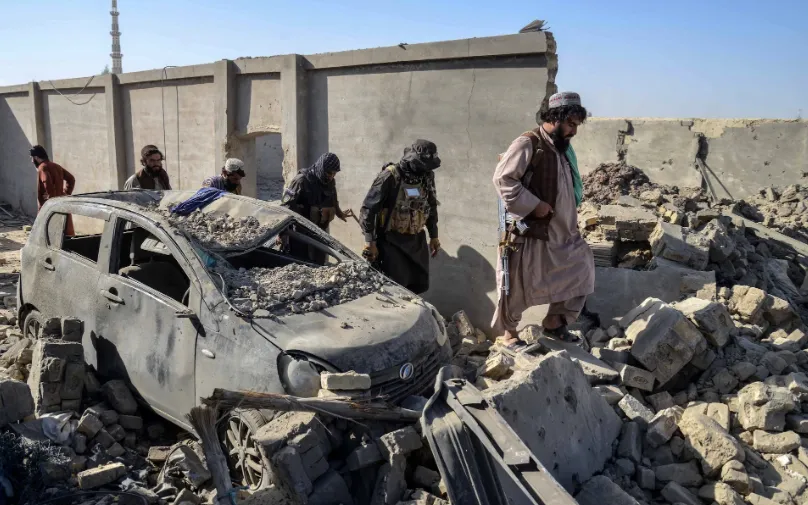 Lực lượng an ninh Taliban tại quận Spin Boldak, Afghanistan sau một cuộc tấn công của Pakistan (Ảnh: Getty Images)