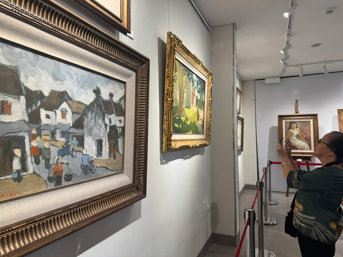 Cuộc sống tươi đẹp: Triển lãm nghệ thuật kỷ niệm Ngày Giải phóng Thủ đô - Ảnh 1.