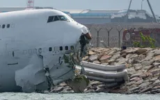 Máy bay trượt khỏi đường băng lao xuống biển ở Hong Kong (Trung Quốc), 2 nhân viên thiệt mạng