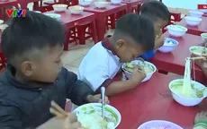 Bữa ăn sáng miễn phí – Ấm lòng học trò vùng cao