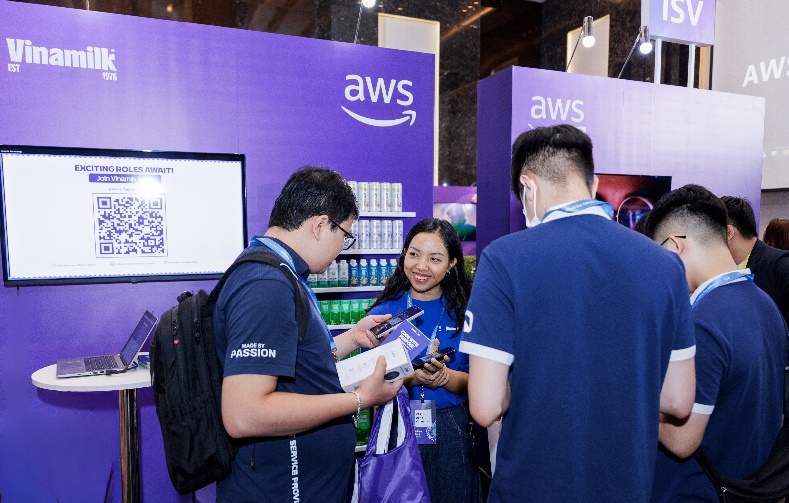 Doanh nghiệp FMCG duy nhất trình diễn công nghệ tự phát triển tại AWS Cloud Day 2025 - Ảnh 1.
