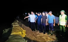 Trắng đêm hộ đê, căng mình ứng phó lũ lớn