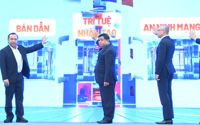 Phó Thủ tướng Nguyễn Chí Dũng và các đại biểu thực hiện nghi lễ công bố các sáng kiến nhằm triển khai Nghị quyết 57 của các mạng lưới ĐMST và các chuyên gia các ngành công nghệ chiến lược - Ảnh: VGP