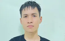Lợi dụng cửa cuốn chưa đóng hết, lẻn vào nhà trọ trộm xe máy