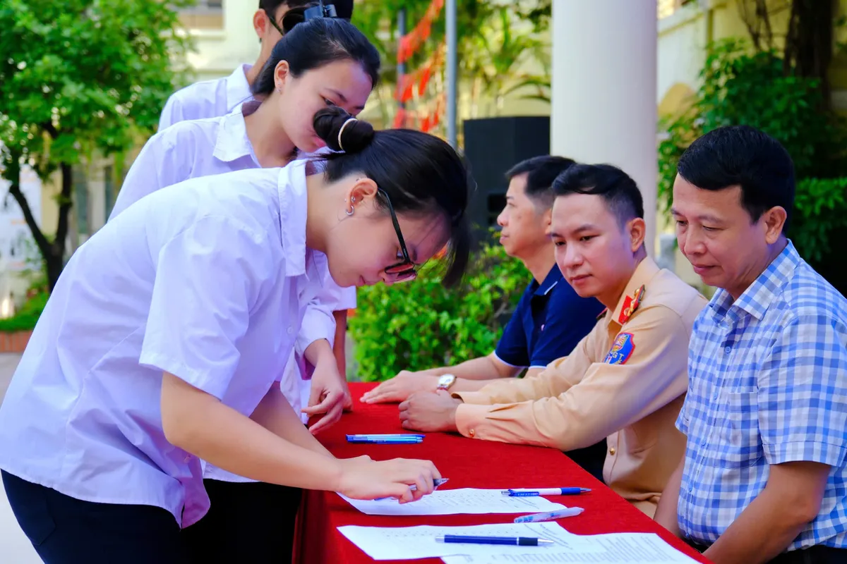 Hà Nội tuyên truyền ATGT cho hơn 5.500 học sinh, giáo viên ba cấp học - Ảnh 3.