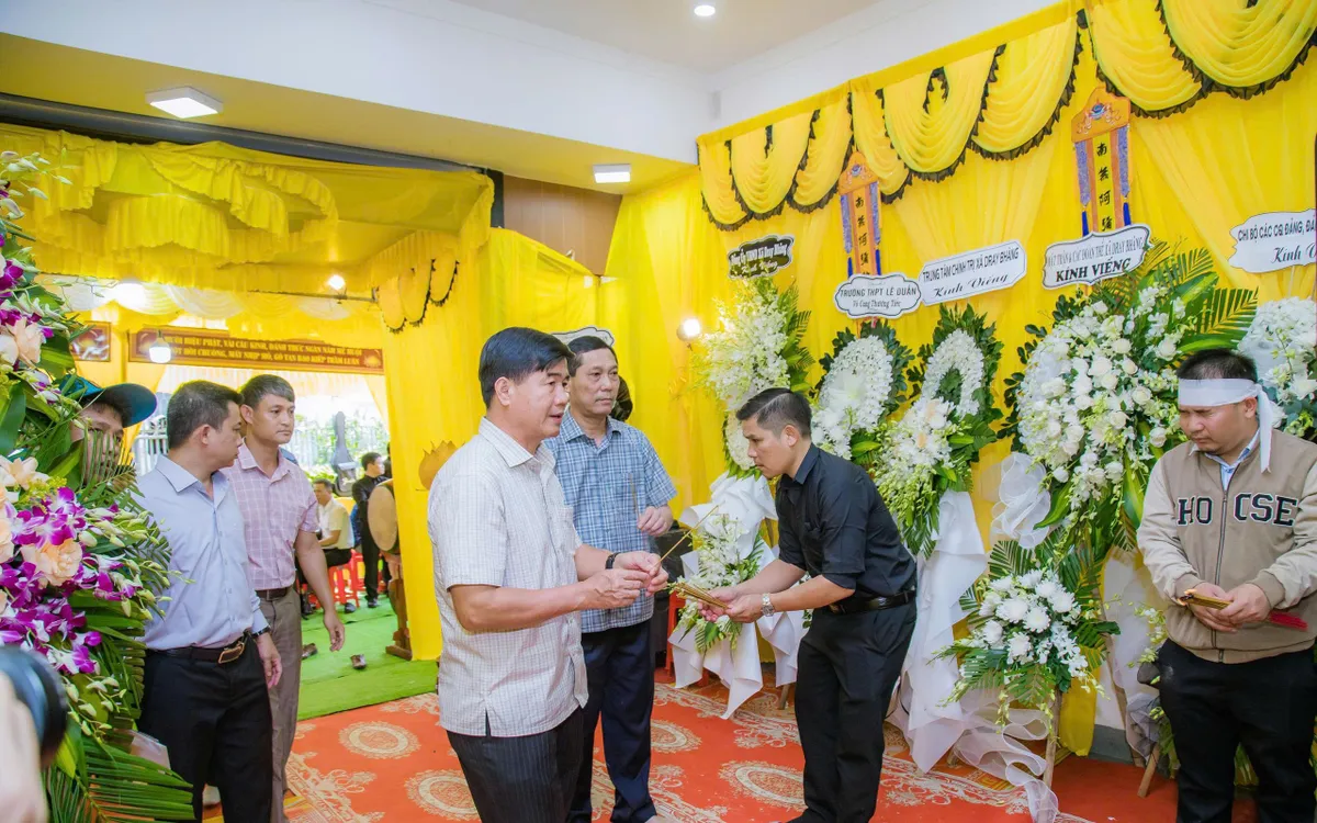 Lãnh đạo tỉnh Đắk Lắk đến viếng, động viên gia đình ông Lê Phước Toàn, Chủ tịch UBND xã Dray Bhăng.