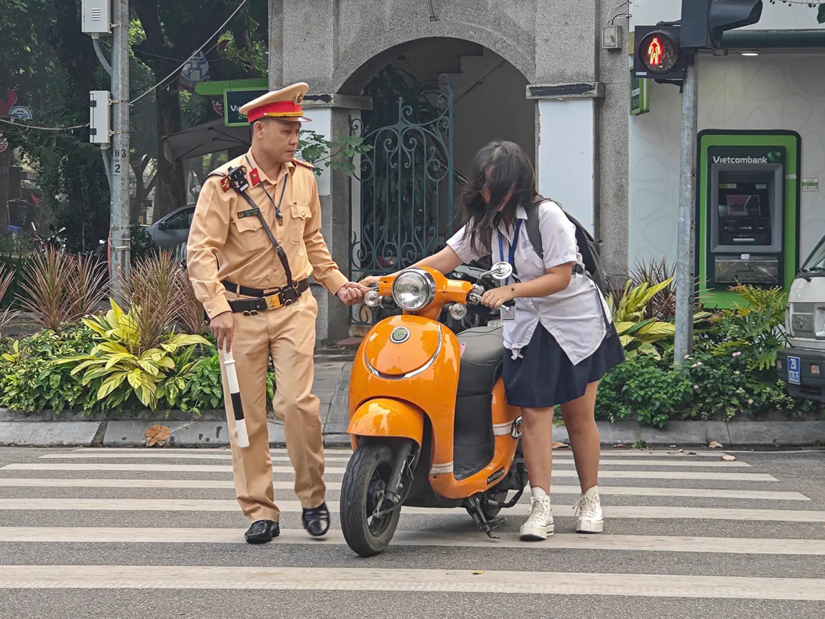 Hà Nội: Xử lý hơn 3.700 học sinh, phụ huynh vi phạm giao thông - Ảnh 1.